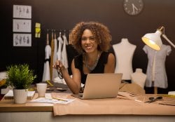 Une femme entrepreneuse sur son lieu de travail.